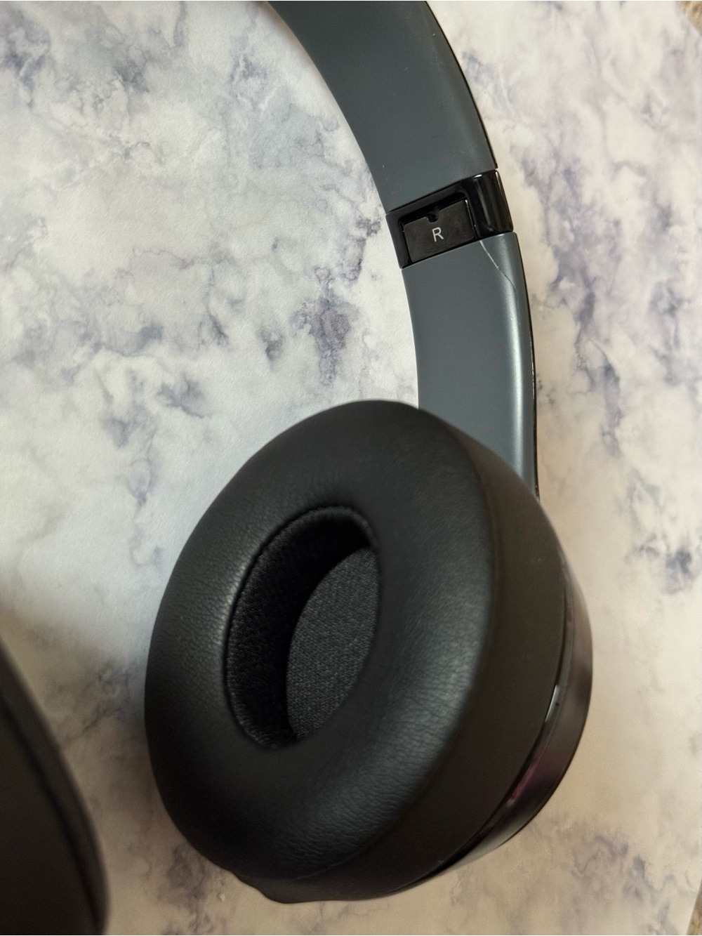Beats Solo2 Wireless Headphones Black Bluetooth Tested w/ Case & New Ear Pads - Picture 8 of 17